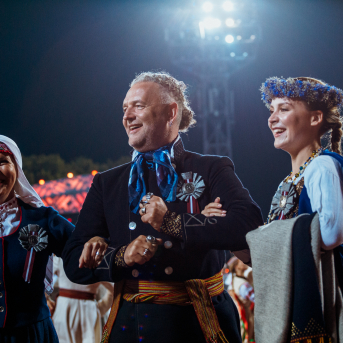 Deju lieluzvedums "Mūžīgais dzinējs" - Baltas ietrīsas mūsu sirdis no visa tā skaistuma, kas piedzīvots. Mums kopā, svinot latvietību, izdevies radīt neaizmirstamus Svētkus. Jo svētki esam mēs paši un cilvēki mums apkārt. Foto: Artūrs Vanags un Ilmārs Znotiņš, Jānis Pipars un Jānis Romanovskis (Latvijas Nacionālā kultūras centra arhīvs)