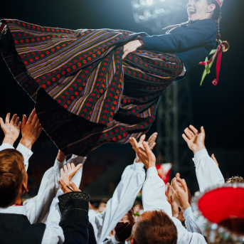 Deju lieluzvedums "Mūžīgais dzinējs" - Baltas ietrīsas mūsu sirdis no visa tā skaistuma, kas piedzīvots. Mums kopā, svinot latvietību, izdevies radīt neaizmirstamus Svētkus. Jo svētki esam mēs paši un cilvēki mums apkārt. Foto: Artūrs Vanags un Ilmārs Znotiņš, Jānis Pipars un Jānis Romanovskis (Latvijas Nacionālā kultūras centra arhīvs)