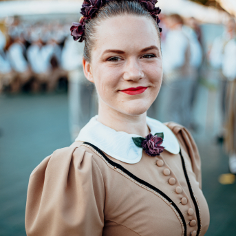 Deju lieluzvedums "Mūžīgais dzinējs" - Baltas ietrīsas mūsu sirdis no visa tā skaistuma, kas piedzīvots. Mums kopā, svinot latvietību, izdevies radīt neaizmirstamus Svētkus. Jo svētki esam mēs paši un cilvēki mums apkārt. Foto: Artūrs Vanags un Ilmārs Znotiņš, Jānis Pipars un Jānis Romanovskis (Latvijas Nacionālā kultūras centra arhīvs)