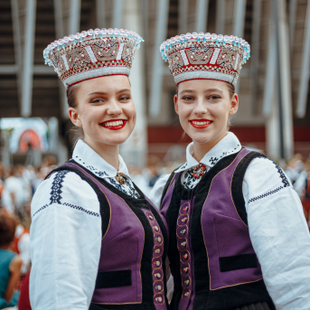 Deju lieluzvedums "Mūžīgais dzinējs" - Baltas ietrīsas mūsu sirdis no visa tā skaistuma, kas piedzīvots. Mums kopā, svinot latvietību, izdevies radīt neaizmirstamus Svētkus. Jo svētki esam mēs paši un cilvēki mums apkārt. Foto: Artūrs Vanags un Ilmārs Znotiņš, Jānis Pipars un Jānis Romanovskis (Latvijas Nacionālā kultūras centra arhīvs)