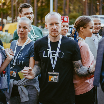 Noslēguma koncerts "Kopā Augšup" - Baltas ietrīsas mūsu sirdis no visa tā skaistuma, kas piedzīvots. Mums kopā, svinot latvietību, izdevies radīt neaizmirstamus Svētkus. Jo svētki esam mēs paši un cilvēki mums apkārt. Foto: Artūrs Vanags 