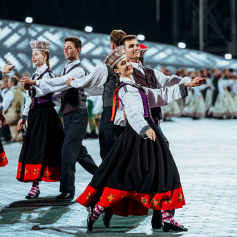 Deju lieluzvedums "Mūžīgais dzinējs" - Baltas ietrīsas mūsu sirdis no visa tā skaistuma, kas piedzīvots. Mums kopā, svinot latvietību, izdevies radīt neaizmirstamus Svētkus. Jo svētki esam mēs paši un cilvēki mums apkārt. Foto: Artūrs Vanags un Ilmārs Znotiņš, Jānis Pipars un Jānis Romanovskis (Latvijas Nacionālā kultūras centra arhīvs)