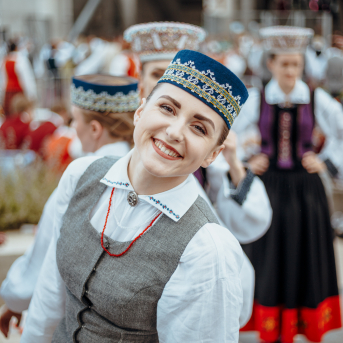 Deju lieluzvedums "Mūžīgais dzinējs" - Baltas ietrīsas mūsu sirdis no visa tā skaistuma, kas piedzīvots. Mums kopā, svinot latvietību, izdevies radīt neaizmirstamus Svētkus. Jo svētki esam mēs paši un cilvēki mums apkārt. Foto: Artūrs Vanags un Ilmārs Znotiņš, Jānis Pipars un Jānis Romanovskis (Latvijas Nacionālā kultūras centra arhīvs)