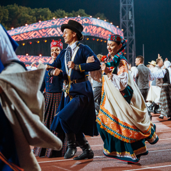 Deju lieluzvedums "Mūžīgais dzinējs" - Baltas ietrīsas mūsu sirdis no visa tā skaistuma, kas piedzīvots. Mums kopā, svinot latvietību, izdevies radīt neaizmirstamus Svētkus. Jo svētki esam mēs paši un cilvēki mums apkārt. Foto: Artūrs Vanags un Ilmārs Znotiņš, Jānis Pipars un Jānis Romanovskis (Latvijas Nacionālā kultūras centra arhīvs)