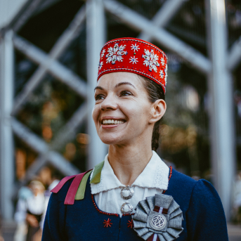 Noslēguma koncerts "Kopā Augšup" - Baltas ietrīsas mūsu sirdis no visa tā skaistuma, kas piedzīvots. Mums kopā, svinot latvietību, izdevies radīt neaizmirstamus Svētkus. Jo svētki esam mēs paši un cilvēki mums apkārt. Foto: Artūrs Vanags 