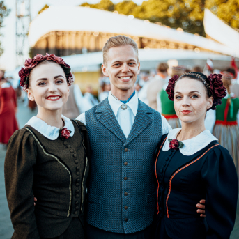 Deju lieluzvedums "Mūžīgais dzinējs" - Baltas ietrīsas mūsu sirdis no visa tā skaistuma, kas piedzīvots. Mums kopā, svinot latvietību, izdevies radīt neaizmirstamus Svētkus. Jo svētki esam mēs paši un cilvēki mums apkārt. Foto: Artūrs Vanags un Ilmārs Znotiņš, Jānis Pipars un Jānis Romanovskis (Latvijas Nacionālā kultūras centra arhīvs)