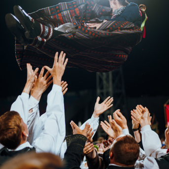 Deju lieluzvedums "Mūžīgais dzinējs" - Baltas ietrīsas mūsu sirdis no visa tā skaistuma, kas piedzīvots. Mums kopā, svinot latvietību, izdevies radīt neaizmirstamus Svētkus. Jo svētki esam mēs paši un cilvēki mums apkārt. Foto: Artūrs Vanags un Ilmārs Znotiņš, Jānis Pipars un Jānis Romanovskis (Latvijas Nacionālā kultūras centra arhīvs)