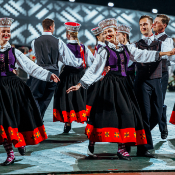 Deju lieluzvedums "Mūžīgais dzinējs" - Baltas ietrīsas mūsu sirdis no visa tā skaistuma, kas piedzīvots. Mums kopā, svinot latvietību, izdevies radīt neaizmirstamus Svētkus. Jo svētki esam mēs paši un cilvēki mums apkārt. Foto: Artūrs Vanags un Ilmārs Znotiņš, Jānis Pipars un Jānis Romanovskis (Latvijas Nacionālā kultūras centra arhīvs)