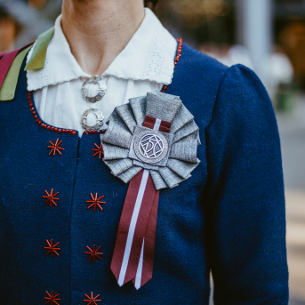 Noslēguma koncerts "Kopā Augšup" - Baltas ietrīsas mūsu sirdis no visa tā skaistuma, kas piedzīvots. Mums kopā, svinot latvietību, izdevies radīt neaizmirstamus Svētkus. Jo svētki esam mēs paši un cilvēki mums apkārt. Foto: Artūrs Vanags 