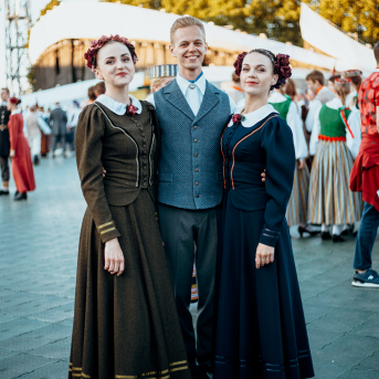 Deju lieluzvedums "Mūžīgais dzinējs" - Baltas ietrīsas mūsu sirdis no visa tā skaistuma, kas piedzīvots. Mums kopā, svinot latvietību, izdevies radīt neaizmirstamus Svētkus. Jo svētki esam mēs paši un cilvēki mums apkārt. Foto: Artūrs Vanags un Ilmārs Znotiņš, Jānis Pipars un Jānis Romanovskis (Latvijas Nacionālā kultūras centra arhīvs)