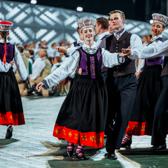 Deju lieluzvedums "Mūžīgais dzinējs" - Baltas ietrīsas mūsu sirdis no visa tā skaistuma, kas piedzīvots. Mums kopā, svinot latvietību, izdevies radīt neaizmirstamus Svētkus. Jo svētki esam mēs paši un cilvēki mums apkārt. Foto: Artūrs Vanags un Ilmārs Znotiņš, Jānis Pipars un Jānis Romanovskis (Latvijas Nacionālā kultūras centra arhīvs)