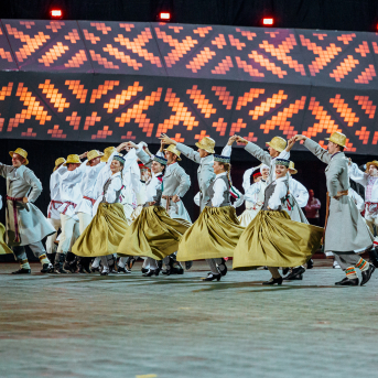 Deju lieluzvedums "Mūžīgais dzinējs" - Baltas ietrīsas mūsu sirdis no visa tā skaistuma, kas piedzīvots. Mums kopā, svinot latvietību, izdevies radīt neaizmirstamus Svētkus. Jo svētki esam mēs paši un cilvēki mums apkārt. Foto: Artūrs Vanags un Ilmārs Znotiņš, Jānis Pipars un Jānis Romanovskis (Latvijas Nacionālā kultūras centra arhīvs)