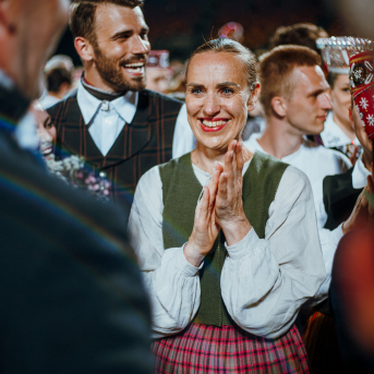 Deju lieluzvedums "Mūžīgais dzinējs" - Baltas ietrīsas mūsu sirdis no visa tā skaistuma, kas piedzīvots. Mums kopā, svinot latvietību, izdevies radīt neaizmirstamus Svētkus. Jo svētki esam mēs paši un cilvēki mums apkārt. Foto: Artūrs Vanags un Ilmārs Znotiņš, Jānis Pipars un Jānis Romanovskis (Latvijas Nacionālā kultūras centra arhīvs)