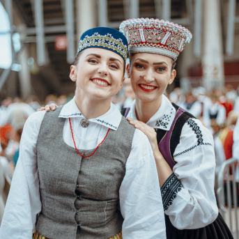 Deju lieluzvedums "Mūžīgais dzinējs" - Baltas ietrīsas mūsu sirdis no visa tā skaistuma, kas piedzīvots. Mums kopā, svinot latvietību, izdevies radīt neaizmirstamus Svētkus. Jo svētki esam mēs paši un cilvēki mums apkārt. Foto: Artūrs Vanags un Ilmārs Znotiņš, Jānis Pipars un Jānis Romanovskis (Latvijas Nacionālā kultūras centra arhīvs)