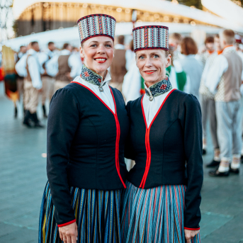 Deju lieluzvedums "Mūžīgais dzinējs" - Baltas ietrīsas mūsu sirdis no visa tā skaistuma, kas piedzīvots. Mums kopā, svinot latvietību, izdevies radīt neaizmirstamus Svētkus. Jo svētki esam mēs paši un cilvēki mums apkārt. Foto: Artūrs Vanags un Ilmārs Znotiņš, Jānis Pipars un Jānis Romanovskis (Latvijas Nacionālā kultūras centra arhīvs)
