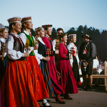 Noslēguma koncerts "Kopā Augšup" - Baltas ietrīsas mūsu sirdis no visa tā skaistuma, kas piedzīvots. Mums kopā, svinot latvietību, izdevies radīt neaizmirstamus Svētkus. Jo svētki esam mēs paši un cilvēki mums apkārt. Foto: Artūrs Vanags 