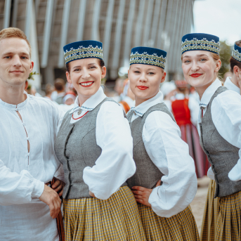 Deju lieluzvedums "Mūžīgais dzinējs" - Baltas ietrīsas mūsu sirdis no visa tā skaistuma, kas piedzīvots. Mums kopā, svinot latvietību, izdevies radīt neaizmirstamus Svētkus. Jo svētki esam mēs paši un cilvēki mums apkārt. Foto: Artūrs Vanags un Ilmārs Znotiņš, Jānis Pipars un Jānis Romanovskis (Latvijas Nacionālā kultūras centra arhīvs)