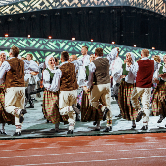 Deju lieluzvedums "Mūžīgais dzinējs" - Baltas ietrīsas mūsu sirdis no visa tā skaistuma, kas piedzīvots. Mums kopā, svinot latvietību, izdevies radīt neaizmirstamus Svētkus. Jo svētki esam mēs paši un cilvēki mums apkārt. Foto: Artūrs Vanags un Ilmārs Znotiņš, Jānis Pipars un Jānis Romanovskis (Latvijas Nacionālā kultūras centra arhīvs)