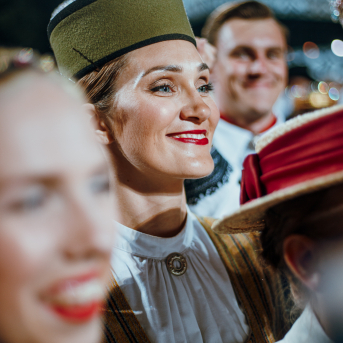 Deju lieluzvedums "Mūžīgais dzinējs" - Baltas ietrīsas mūsu sirdis no visa tā skaistuma, kas piedzīvots. Mums kopā, svinot latvietību, izdevies radīt neaizmirstamus Svētkus. Jo svētki esam mēs paši un cilvēki mums apkārt. Foto: Artūrs Vanags un Ilmārs Znotiņš, Jānis Pipars un Jānis Romanovskis (Latvijas Nacionālā kultūras centra arhīvs)