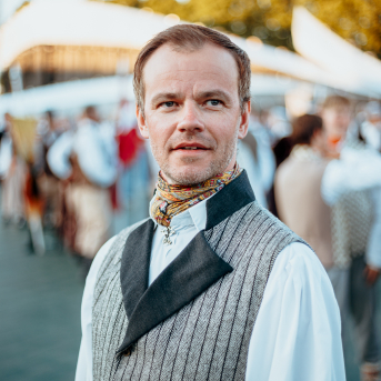 Deju lieluzvedums "Mūžīgais dzinējs" - Baltas ietrīsas mūsu sirdis no visa tā skaistuma, kas piedzīvots. Mums kopā, svinot latvietību, izdevies radīt neaizmirstamus Svētkus. Jo svētki esam mēs paši un cilvēki mums apkārt. Foto: Artūrs Vanags un Ilmārs Znotiņš, Jānis Pipars un Jānis Romanovskis (Latvijas Nacionālā kultūras centra arhīvs)