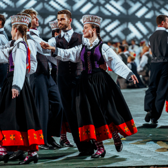 Deju lieluzvedums "Mūžīgais dzinējs" - Baltas ietrīsas mūsu sirdis no visa tā skaistuma, kas piedzīvots. Mums kopā, svinot latvietību, izdevies radīt neaizmirstamus Svētkus. Jo svētki esam mēs paši un cilvēki mums apkārt. Foto: Artūrs Vanags un Ilmārs Znotiņš, Jānis Pipars un Jānis Romanovskis (Latvijas Nacionālā kultūras centra arhīvs)