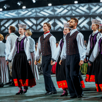 Deju lieluzvedums "Mūžīgais dzinējs" - Baltas ietrīsas mūsu sirdis no visa tā skaistuma, kas piedzīvots. Mums kopā, svinot latvietību, izdevies radīt neaizmirstamus Svētkus. Jo svētki esam mēs paši un cilvēki mums apkārt. Foto: Artūrs Vanags un Ilmārs Znotiņš, Jānis Pipars un Jānis Romanovskis (Latvijas Nacionālā kultūras centra arhīvs)