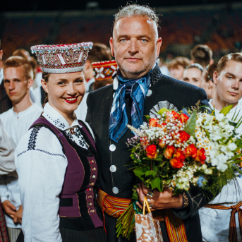 Deju lieluzvedums "Mūžīgais dzinējs" - Baltas ietrīsas mūsu sirdis no visa tā skaistuma, kas piedzīvots. Mums kopā, svinot latvietību, izdevies radīt neaizmirstamus Svētkus. Jo svētki esam mēs paši un cilvēki mums apkārt. Foto: Artūrs Vanags un Ilmārs Znotiņš, Jānis Pipars un Jānis Romanovskis (Latvijas Nacionālā kultūras centra arhīvs)