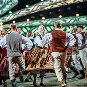 Deju lieluzvedums "Mūžīgais dzinējs" - Baltas ietrīsas mūsu sirdis no visa tā skaistuma, kas piedzīvots. Mums kopā, svinot latvietību, izdevies radīt neaizmirstamus Svētkus. Jo svētki esam mēs paši un cilvēki mums apkārt. Foto: Artūrs Vanags un Ilmārs Znotiņš, Jānis Pipars un Jānis Romanovskis (Latvijas Nacionālā kultūras centra arhīvs)