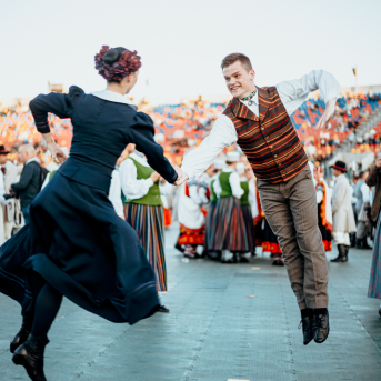 Deju lieluzvedums "Mūžīgais dzinējs" - Baltas ietrīsas mūsu sirdis no visa tā skaistuma, kas piedzīvots. Mums kopā, svinot latvietību, izdevies radīt neaizmirstamus Svētkus. Jo svētki esam mēs paši un cilvēki mums apkārt. Foto: Artūrs Vanags un Ilmārs Znotiņš, Jānis Pipars un Jānis Romanovskis (Latvijas Nacionālā kultūras centra arhīvs)