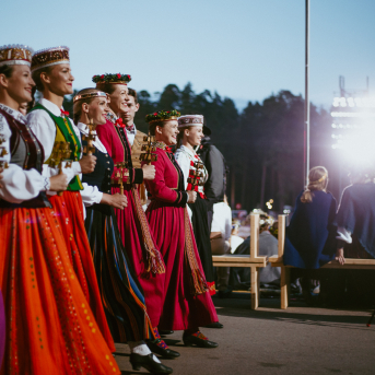 Noslēguma koncerts "Kopā Augšup" - Baltas ietrīsas mūsu sirdis no visa tā skaistuma, kas piedzīvots. Mums kopā, svinot latvietību, izdevies radīt neaizmirstamus Svētkus. Jo svētki esam mēs paši un cilvēki mums apkārt. Foto: Artūrs Vanags 