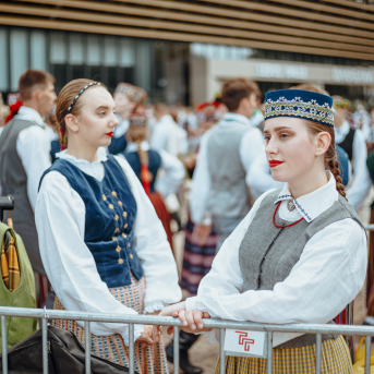 Deju lieluzvedums "Mūžīgais dzinējs" - Baltas ietrīsas mūsu sirdis no visa tā skaistuma, kas piedzīvots. Mums kopā, svinot latvietību, izdevies radīt neaizmirstamus Svētkus. Jo svētki esam mēs paši un cilvēki mums apkārt. Foto: Artūrs Vanags un Ilmārs Znotiņš, Jānis Pipars un Jānis Romanovskis (Latvijas Nacionālā kultūras centra arhīvs)