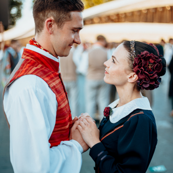 Deju lieluzvedums "Mūžīgais dzinējs" - Baltas ietrīsas mūsu sirdis no visa tā skaistuma, kas piedzīvots. Mums kopā, svinot latvietību, izdevies radīt neaizmirstamus Svētkus. Jo svētki esam mēs paši un cilvēki mums apkārt. Foto: Artūrs Vanags un Ilmārs Znotiņš, Jānis Pipars un Jānis Romanovskis (Latvijas Nacionālā kultūras centra arhīvs)