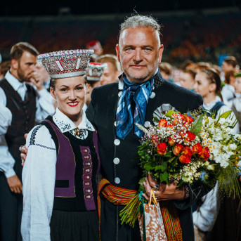 Deju lieluzvedums "Mūžīgais dzinējs" - Baltas ietrīsas mūsu sirdis no visa tā skaistuma, kas piedzīvots. Mums kopā, svinot latvietību, izdevies radīt neaizmirstamus Svētkus. Jo svētki esam mēs paši un cilvēki mums apkārt. Foto: Artūrs Vanags un Ilmārs Znotiņš, Jānis Pipars un Jānis Romanovskis (Latvijas Nacionālā kultūras centra arhīvs)