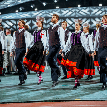 Deju lieluzvedums "Mūžīgais dzinējs" - Baltas ietrīsas mūsu sirdis no visa tā skaistuma, kas piedzīvots. Mums kopā, svinot latvietību, izdevies radīt neaizmirstamus Svētkus. Jo svētki esam mēs paši un cilvēki mums apkārt. Foto: Artūrs Vanags un Ilmārs Znotiņš, Jānis Pipars un Jānis Romanovskis (Latvijas Nacionālā kultūras centra arhīvs)