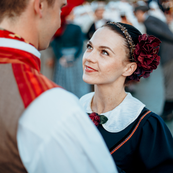 Deju lieluzvedums "Mūžīgais dzinējs" - Baltas ietrīsas mūsu sirdis no visa tā skaistuma, kas piedzīvots. Mums kopā, svinot latvietību, izdevies radīt neaizmirstamus Svētkus. Jo svētki esam mēs paši un cilvēki mums apkārt. Foto: Artūrs Vanags un Ilmārs Znotiņš, Jānis Pipars un Jānis Romanovskis (Latvijas Nacionālā kultūras centra arhīvs)