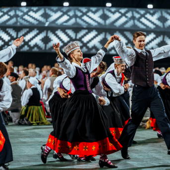 Deju lieluzvedums "Mūžīgais dzinējs" - Baltas ietrīsas mūsu sirdis no visa tā skaistuma, kas piedzīvots. Mums kopā, svinot latvietību, izdevies radīt neaizmirstamus Svētkus. Jo svētki esam mēs paši un cilvēki mums apkārt. Foto: Artūrs Vanags un Ilmārs Znotiņš, Jānis Pipars un Jānis Romanovskis (Latvijas Nacionālā kultūras centra arhīvs)