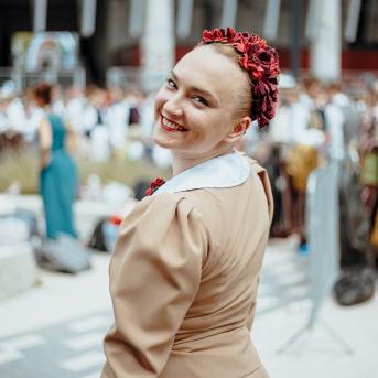 Deju lieluzvedums "Mūžīgais dzinējs" - Baltas ietrīsas mūsu sirdis no visa tā skaistuma, kas piedzīvots. Mums kopā, svinot latvietību, izdevies radīt neaizmirstamus Svētkus. Jo svētki esam mēs paši un cilvēki mums apkārt. Foto: Artūrs Vanags un Ilmārs Znotiņš, Jānis Pipars un Jānis Romanovskis (Latvijas Nacionālā kultūras centra arhīvs)