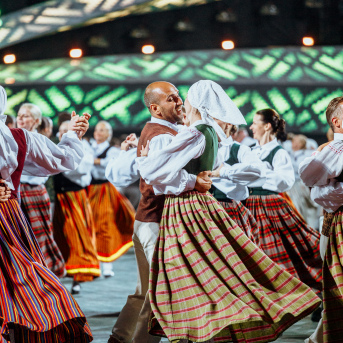 Deju lieluzvedums "Mūžīgais dzinējs" - Baltas ietrīsas mūsu sirdis no visa tā skaistuma, kas piedzīvots. Mums kopā, svinot latvietību, izdevies radīt neaizmirstamus Svētkus. Jo svētki esam mēs paši un cilvēki mums apkārt. Foto: Artūrs Vanags un Ilmārs Znotiņš, Jānis Pipars un Jānis Romanovskis (Latvijas Nacionālā kultūras centra arhīvs)