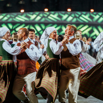 Deju lieluzvedums "Mūžīgais dzinējs" - Baltas ietrīsas mūsu sirdis no visa tā skaistuma, kas piedzīvots. Mums kopā, svinot latvietību, izdevies radīt neaizmirstamus Svētkus. Jo svētki esam mēs paši un cilvēki mums apkārt. Foto: Artūrs Vanags un Ilmārs Znotiņš, Jānis Pipars un Jānis Romanovskis (Latvijas Nacionālā kultūras centra arhīvs)