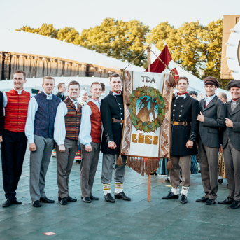 Deju lieluzvedums "Mūžīgais dzinējs" - Baltas ietrīsas mūsu sirdis no visa tā skaistuma, kas piedzīvots. Mums kopā, svinot latvietību, izdevies radīt neaizmirstamus Svētkus. Jo svētki esam mēs paši un cilvēki mums apkārt. Foto: Artūrs Vanags un Ilmārs Znotiņš, Jānis Pipars un Jānis Romanovskis (Latvijas Nacionālā kultūras centra arhīvs)