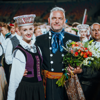 Deju lieluzvedums "Mūžīgais dzinējs" - Baltas ietrīsas mūsu sirdis no visa tā skaistuma, kas piedzīvots. Mums kopā, svinot latvietību, izdevies radīt neaizmirstamus Svētkus. Jo svētki esam mēs paši un cilvēki mums apkārt. Foto: Artūrs Vanags un Ilmārs Znotiņš, Jānis Pipars un Jānis Romanovskis (Latvijas Nacionālā kultūras centra arhīvs)