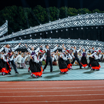Deju lieluzvedums "Mūžīgais dzinējs" - Baltas ietrīsas mūsu sirdis no visa tā skaistuma, kas piedzīvots. Mums kopā, svinot latvietību, izdevies radīt neaizmirstamus Svētkus. Jo svētki esam mēs paši un cilvēki mums apkārt. Foto: Artūrs Vanags un Ilmārs Znotiņš, Jānis Pipars un Jānis Romanovskis (Latvijas Nacionālā kultūras centra arhīvs)