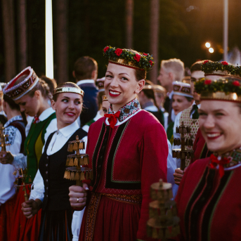 Noslēguma koncerts "Kopā Augšup" - Baltas ietrīsas mūsu sirdis no visa tā skaistuma, kas piedzīvots. Mums kopā, svinot latvietību, izdevies radīt neaizmirstamus Svētkus. Jo svētki esam mēs paši un cilvēki mums apkārt. Foto: Artūrs Vanags 