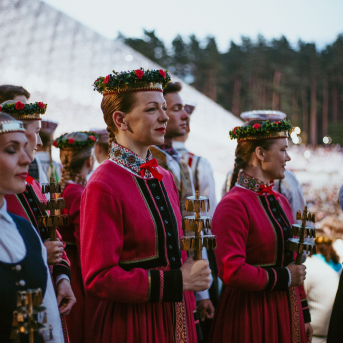 Noslēguma koncerts "Kopā Augšup" - Baltas ietrīsas mūsu sirdis no visa tā skaistuma, kas piedzīvots. Mums kopā, svinot latvietību, izdevies radīt neaizmirstamus Svētkus. Jo svētki esam mēs paši un cilvēki mums apkārt. Foto: Artūrs Vanags 