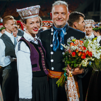 Deju lieluzvedums "Mūžīgais dzinējs" - Baltas ietrīsas mūsu sirdis no visa tā skaistuma, kas piedzīvots. Mums kopā, svinot latvietību, izdevies radīt neaizmirstamus Svētkus. Jo svētki esam mēs paši un cilvēki mums apkārt. Foto: Artūrs Vanags un Ilmārs Znotiņš, Jānis Pipars un Jānis Romanovskis (Latvijas Nacionālā kultūras centra arhīvs)