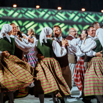 Deju lieluzvedums "Mūžīgais dzinējs" - Baltas ietrīsas mūsu sirdis no visa tā skaistuma, kas piedzīvots. Mums kopā, svinot latvietību, izdevies radīt neaizmirstamus Svētkus. Jo svētki esam mēs paši un cilvēki mums apkārt. Foto: Artūrs Vanags un Ilmārs Znotiņš, Jānis Pipars un Jānis Romanovskis (Latvijas Nacionālā kultūras centra arhīvs)