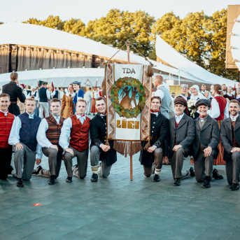 Deju lieluzvedums "Mūžīgais dzinējs" - Baltas ietrīsas mūsu sirdis no visa tā skaistuma, kas piedzīvots. Mums kopā, svinot latvietību, izdevies radīt neaizmirstamus Svētkus. Jo svētki esam mēs paši un cilvēki mums apkārt. Foto: Artūrs Vanags un Ilmārs Znotiņš, Jānis Pipars un Jānis Romanovskis (Latvijas Nacionālā kultūras centra arhīvs)