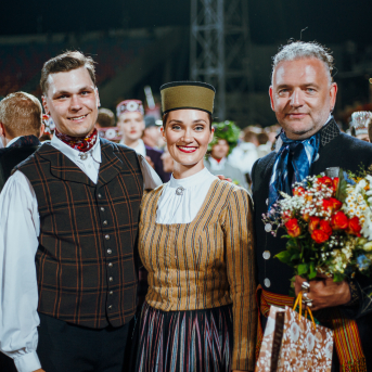 Deju lieluzvedums "Mūžīgais dzinējs" - Baltas ietrīsas mūsu sirdis no visa tā skaistuma, kas piedzīvots. Mums kopā, svinot latvietību, izdevies radīt neaizmirstamus Svētkus. Jo svētki esam mēs paši un cilvēki mums apkārt. Foto: Artūrs Vanags un Ilmārs Znotiņš, Jānis Pipars un Jānis Romanovskis (Latvijas Nacionālā kultūras centra arhīvs)