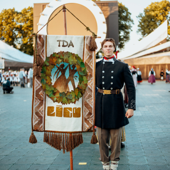 Deju lieluzvedums "Mūžīgais dzinējs" - Baltas ietrīsas mūsu sirdis no visa tā skaistuma, kas piedzīvots. Mums kopā, svinot latvietību, izdevies radīt neaizmirstamus Svētkus. Jo svētki esam mēs paši un cilvēki mums apkārt. Foto: Artūrs Vanags un Ilmārs Znotiņš, Jānis Pipars un Jānis Romanovskis (Latvijas Nacionālā kultūras centra arhīvs)