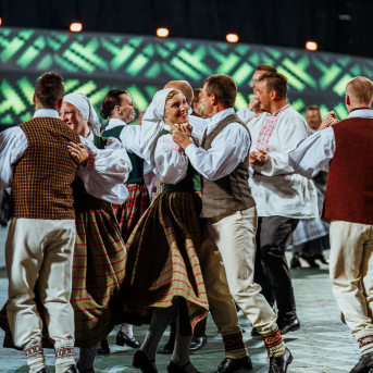 Deju lieluzvedums "Mūžīgais dzinējs" - Baltas ietrīsas mūsu sirdis no visa tā skaistuma, kas piedzīvots. Mums kopā, svinot latvietību, izdevies radīt neaizmirstamus Svētkus. Jo svētki esam mēs paši un cilvēki mums apkārt. Foto: Artūrs Vanags un Ilmārs Znotiņš, Jānis Pipars un Jānis Romanovskis (Latvijas Nacionālā kultūras centra arhīvs)